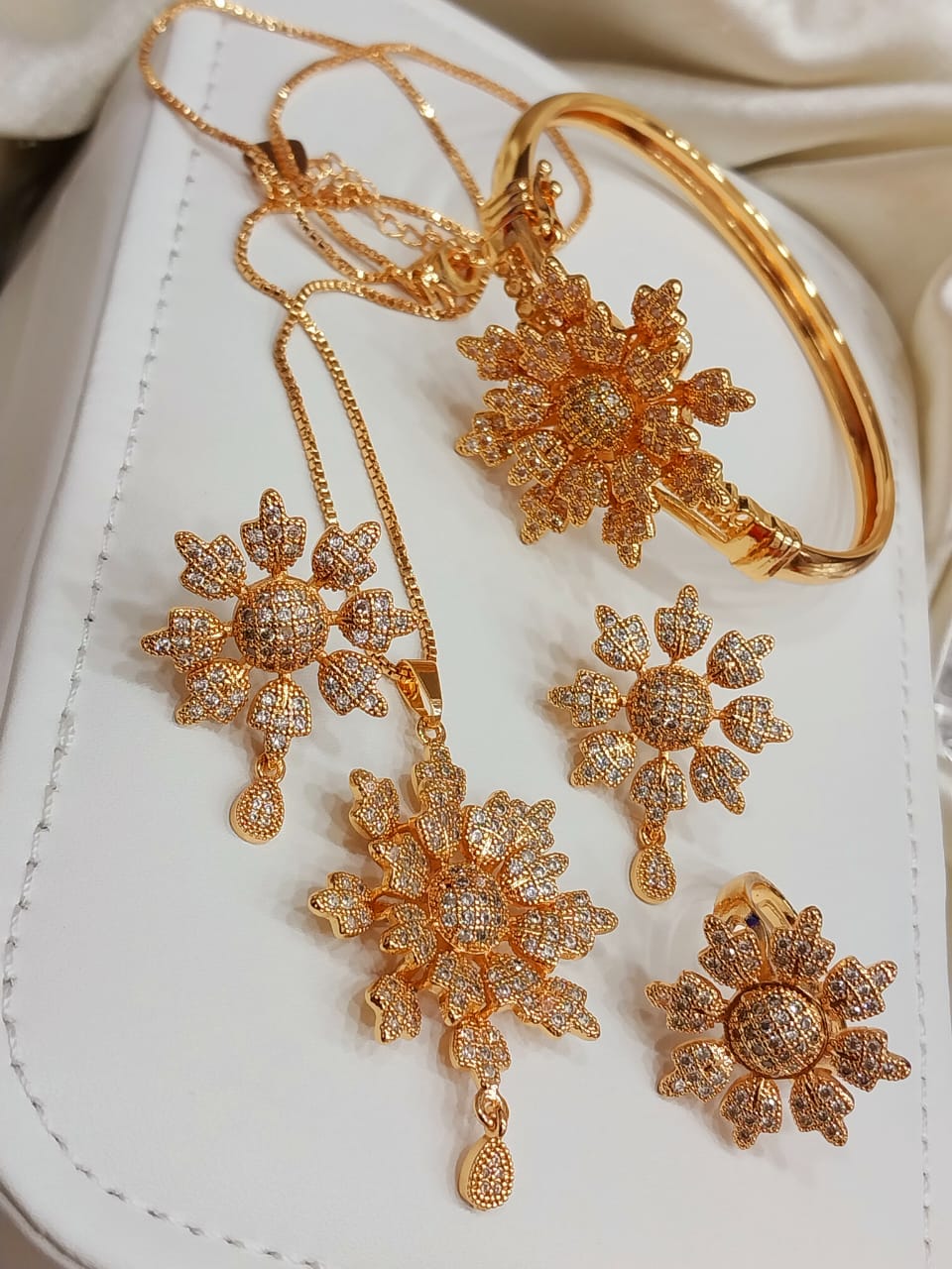 Zircon flower combo set with bracelet