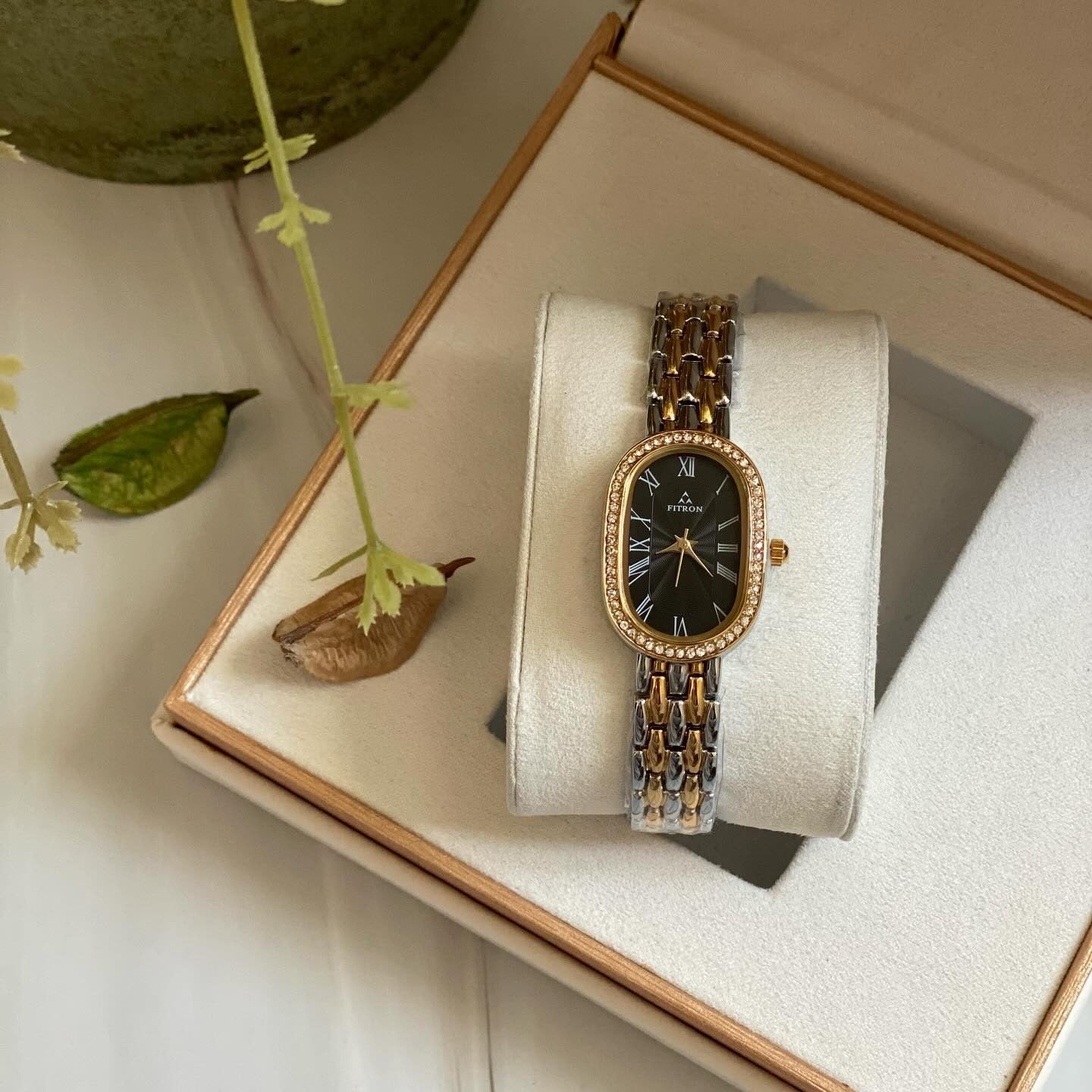 Elegant Gold-Plated Women's Wrist Watch with Roman Dial – Stylish Luxury Bracelet fake Watch for Girls