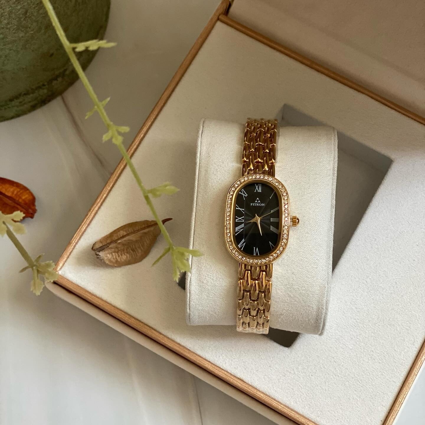 Elegant Gold-Plated Women's Wrist Watch with Roman Dial – Stylish Luxury Bracelet fake Watch for Girls
